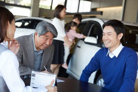 車を購入するときの流れとは？用意する物や支払い方法もご紹介